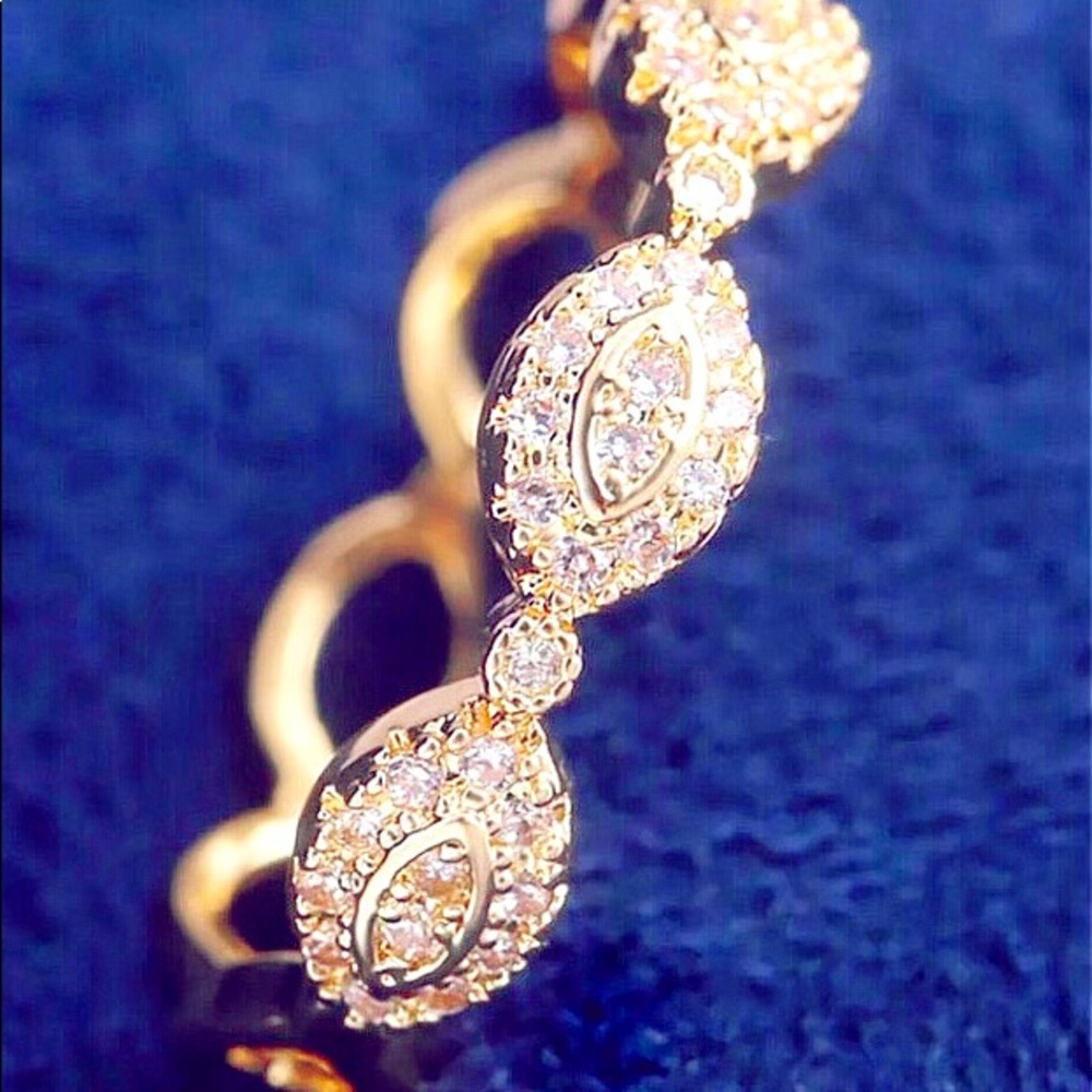 🚨SOLD🚨✨SO STUNNING! - 18k Gold Cubic Zirconia Ring✨